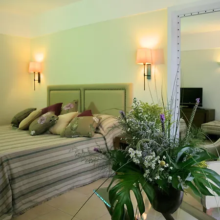 מלון Aquila Village 5*
