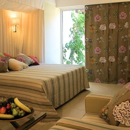 Aquila Village מלון 5*